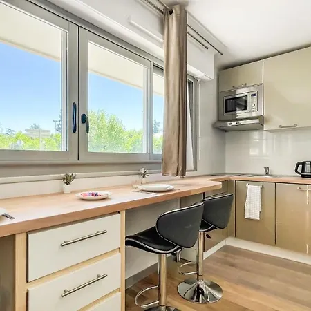 Apartment Homey Calvin - New / Free Parking / Proche Tram *