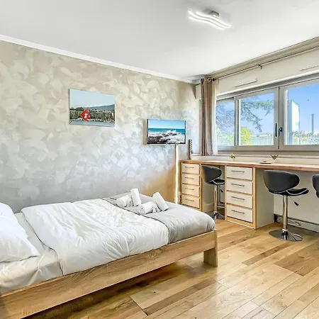 Homey Calvin - New / Free Parking / Proche Tram Apartment
